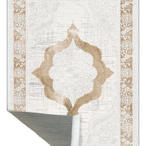 Pu&ograve; includere: Un tappeto bianco e beige con un bordo floreale e un grande medaglione beige intricato al centro. Il tappeto ha un retro antiscivolo ed &egrave; etichettato "K-276".