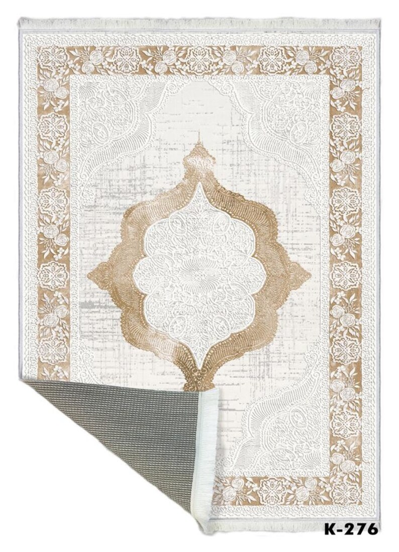 Pu&ograve; includere: Un tappeto bianco e beige con un bordo floreale e un grande medaglione beige intricato al centro. Il tappeto ha un retro antiscivolo ed &egrave; etichettato "K-276".