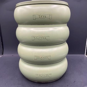 Avocadogroene pagode metalen stapelbare keukenbus set van 4 vintage retro MCM