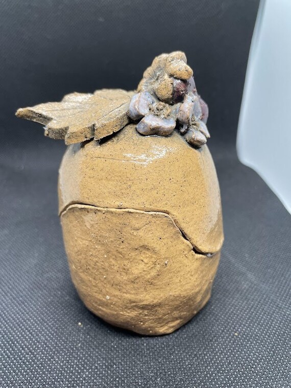 アート陶器小物入れ イチゴの花飾り 蓋付き 赤 サイン入り シャン