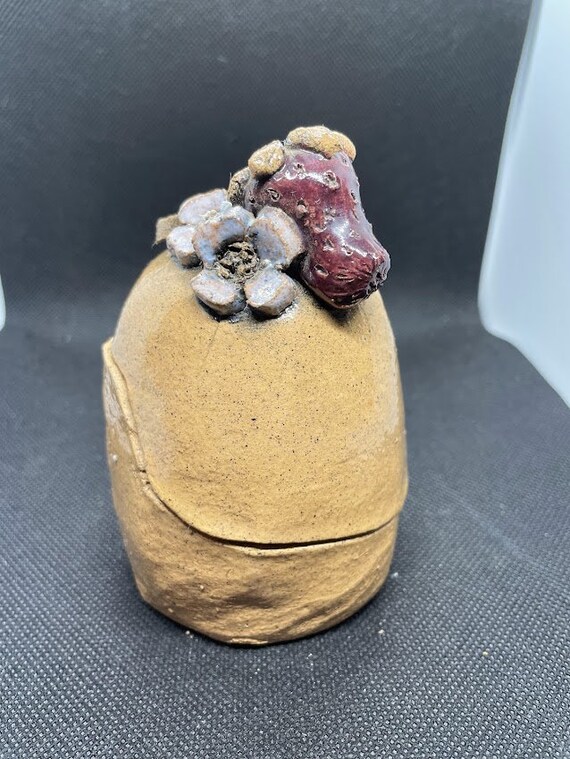 アート陶器小物入れ イチゴの花飾り 蓋付き 赤 サイン入り シャン