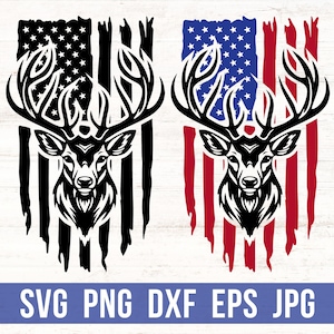 Puede incluir: Dos diseños estilizados de cabeza de ciervo con grandes cornamentas, sobre un fondo de bandera estadounidense desgastada. Uno es en blanco y negro, el otro en rojo, blanco y azul. La imagen incluye el texto "SVG PNG DXF EPS JPG".