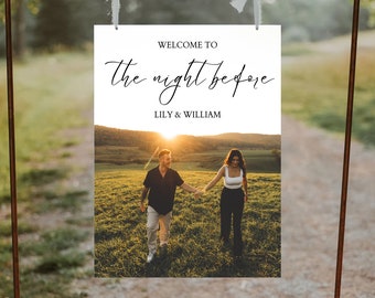Może przedstawiać: Witamy na tablicy z napisem „Noc przed” z fotografią pary trzymającej się za ręce na polu. Tablica jest biała z czarnym tekstem i nazwami Lily & William.