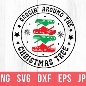 Puede incluir: Un diseño circular en blanco y negro con el texto "Crocin' Around The Christmas Tree". El diseño presenta una pila de cuatro sandalias verdes y rojas.