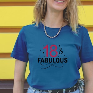 以下が含まれることがあります： 黒と赤の文字で「18 & FABULOUS」と書かれた青いTシャツ。数字の18は赤で、残りの文字は黒です。数字の18の周りに小さな星があります。