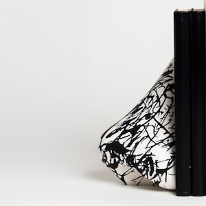 Suporte para livros com padrão de respingos em preto e branco em formato côncavo | Decoração de edição limitada