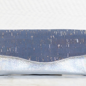 Cartera Necessary Clutch, Vinilo y Corcho
