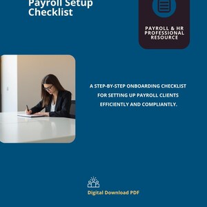 以下が含まれることがあります： 「New Client Payroll Setup Checklist」と題された青色のデジタルPDF。画像には、テーブルで書いている人の写真と、「Payroll & HR Professional Resource」と書かれたグラフィックが含まれています。