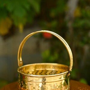 真鍮製フラワーバスケット（フラワーサジ）は、プージャの花を保管するために特別に設計された丸型で、3つの異なるサイズがあります。