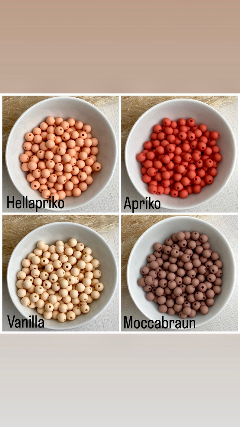 Op de afbeelding: Vier kommen met ronde kralen in verschillende kleuren: licht perzik, roodachtig oranje, cr&egrave;me en bruin. De kommen zijn gelabeld met "Hellapriko", "Apriko", "Vanilla" en "Moccabraun".