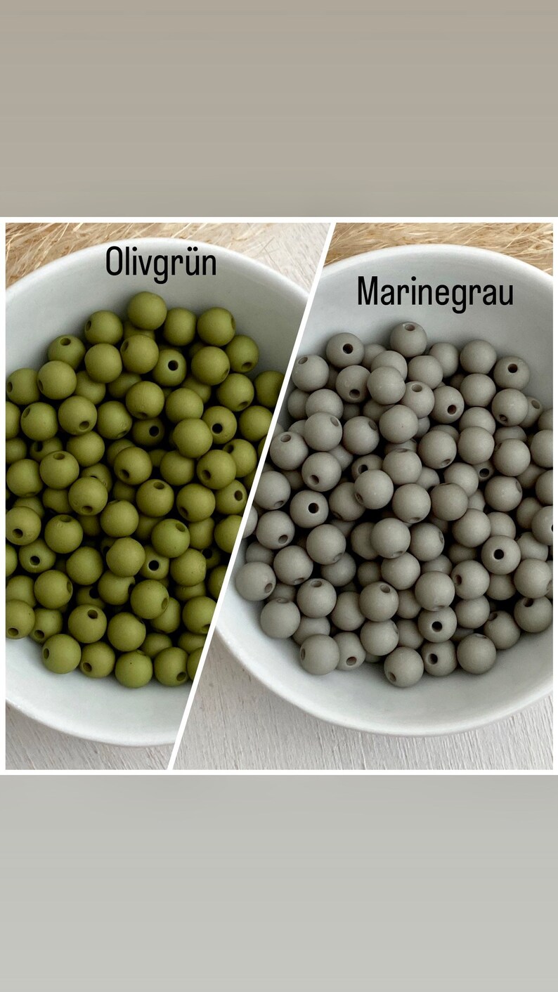 Op de afbeelding: Twee witte kommen gevuld met ronde kralen. E&eacute;n kom bevat olijfgroene kralen en de andere marinegrijze kralen. De tekst "Olivgr&uuml;n" staat boven de olijfgroene kralen en "Marinegrau" boven de grijze kralen.