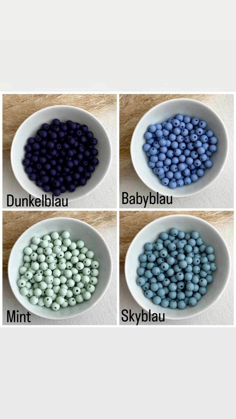 Op de afbeelding: Vier kleine witte kommen, elk gevuld met ronde kralen in verschillende tinten blauw en groen. De kleuren zijn donkerblauw, lichtblauw, mintgroen en een gedempt blauwgrijs. Tekstlabels identificeren elke kleur.