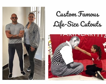 Può includere: Due persone posano con sagome di cartone a grandezza naturale di persone famose. Le sagome sono in bianco e nero. Le persone sorridono e interagiscono con le sagome. Il testo "Custom Famous Life-Size Cutouts" è in alto nell'immagine.