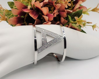 BRACCIALE A MANETTA con iniziale in zirconi