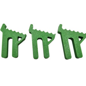 Könnte beinhalten: Drei grüne Holz-Rentierfiguren, jede mit einem einzigartigen Design. Die Rentiere stehen aufrecht und haben eine strukturierte Oberfläche.