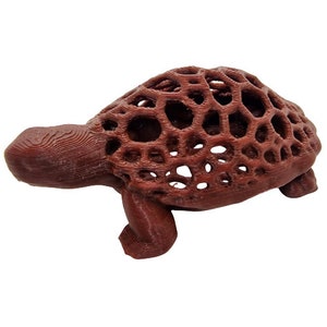 Könnte beinhalten: Eine braune, 3D-gedruckte Schildkrötenfigur mit einem detaillierten, durchbrochenen Panzerdesign.