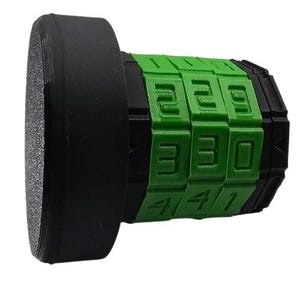 Può includere: Un lucchetto a combinazione nero e verde con una base rotonda nera. Il lucchetto ha quattro file di numeri, ciascuna con tre cifre. I numeri sono 229, 330, 441.