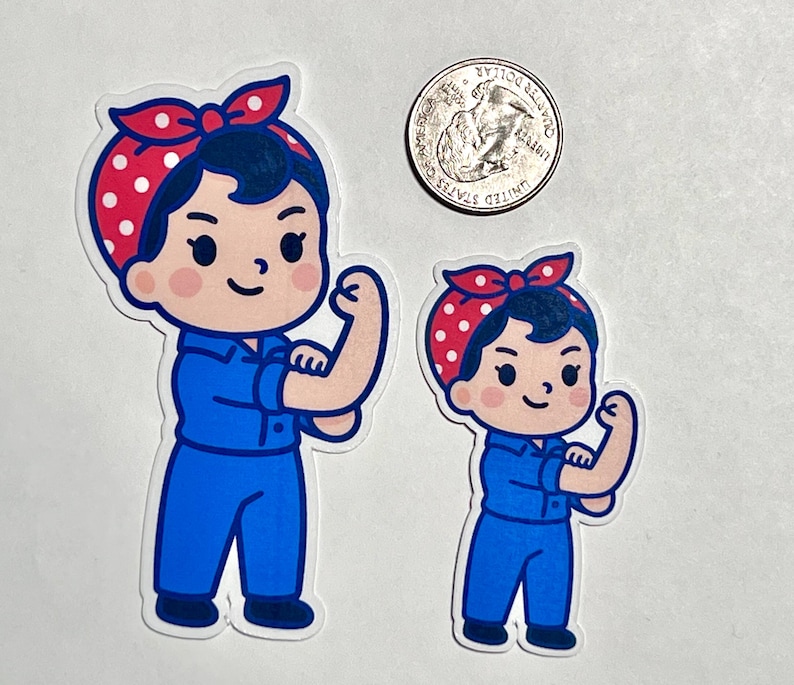 K&ouml;nnte beinhalten: Zwei Aufkleber mit einer Cartoon-Illustration von Rosie the Riveter, die ihren Bizeps anspannt. Die Aufkleber zeigen eine Frau in einem blauen Overall und einem roten Polka-Dot-Bandana. Eine M&uuml;nze liegt neben den Aufklebern zum Gr&ouml;&szlig;envergleich.