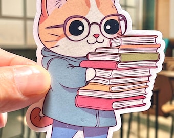 Op de afbeelding: Een cartoonillustratie van een kat met een bril en een blauw jasje, die een stapel boeken vasthoudt. De kat heeft oranje en witte vacht.