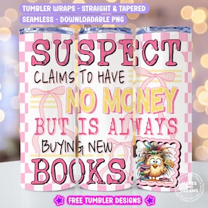 Op de afbeelding: Een roze en wit tumbler wrap-ontwerp met de tekst "SUSPECT CLAIMS TO HAVE NO MONEY BUT IS ALWAYS BUYING NEW BOOKS". Het ontwerp heeft een roze en witte geruite achtergrond met een roze strik en een cartoonillustratie van een vogel die een hoed draagt en een boek vasthoudt.