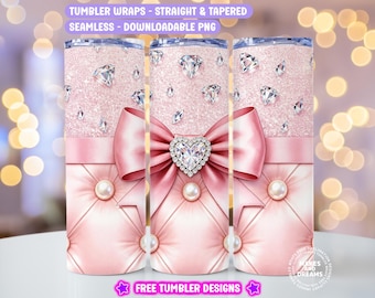 Può includere: Design rosa per involucro di bicchiere con fiocco e dettagli di diamanti. Il design presenta un fiocco rosa con un centro a forma di cuore di diamante, dettagli di diamanti e un motivo trapuntato. Il testo sull'immagine recita "TUMBLER WRAPS - STRAIGHT & TAPERED SEAMLESS - DOWNLOADABLE PNG" e "FREE TUMBLER DESIGNS".