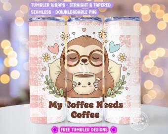Może przedstawiać: Biała osłona na kubek z kreskówkowym leniwcem w okularach trzymającym filiżankę kawy. Projekt zawiera serca, kwiaty i napis "My Coffee Needs Coffee". Tło ma różowy wzór w kratę.