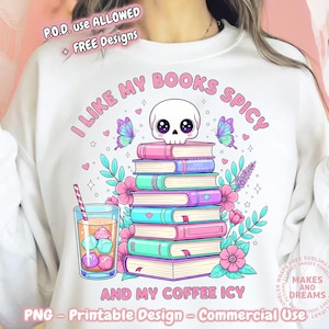 Puede incluir: Sudadera blanca con un gráfico colorido. El diseño presenta una pila de libros, una calavera, mariposas, flores y un vaso de café helado. El texto dice "I LIKE MY BOOKS SPICY AND MY COFFEE ICY".
