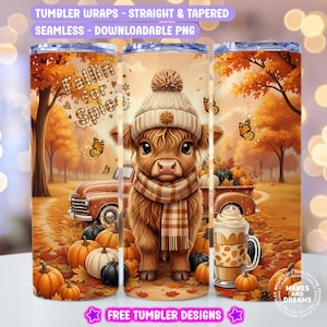 Può includere: Design per tumbler con una mucca delle Highlands con cappello e sciarpa, circondata da zucche e foglie autunnali. Il design include il testo "Fallin for Spice" e un camioncino vintage.