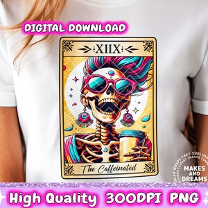Carta de Tarô Engraçada com Cafeína PNG Design de Sublimação de Esqueleto Caneca amante de café png Design de Carta de Tarô Esqueleto Camiseta png Impressão DTF DTG