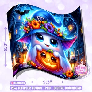 Puede incluir: Un dise&ntilde;o digital para un vaso de 20 oz, con un fantasma lindo con un sombrero de bruja azul adornado con flores, sosteniendo una calabaza de Halloween. El dise&ntilde;o est&aacute; ambientado en una escena de noche de Halloween espeluznante, de 20,8 cm por 23,6 cm.