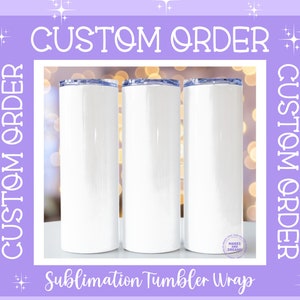 Peut inclure: Trois gobelets à sublimation blancs avec un couvercle argenté. Les gobelets sont sur une surface blanche avec un arrière-plan flou de lumières. Le texte "CUSTOM ORDER" est sur les côtés gauche et droit de l'image. Le texte "Sublimation Tumbler Wrap" est en bas de l'image.
