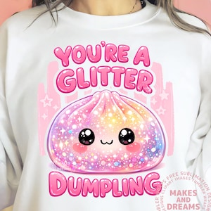 Puede incluir: Sudadera blanca con un diseño de dumpling rosa y brillante. El texto "YOU'RE A GLITTER DUMPLING" está arriba y abajo del dumpling. El dumpling tiene una cara linda y está rodeado de estrellas.