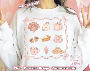 Puede incluir: Sudadera blanca con ilustraciones temáticas de otoño. El diseño incluye un pavo, calabazas, bellotas, tarta, una taza de cacao, una hoja y un sombrero, todo en colores pastel. El texto "PNG - Printable Design - Commercial Use" es visible.