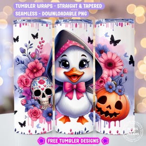 Op de afbeelding: Drie witte bekers met een Halloween-thema. Eén heeft een suikerschedel met roze bloemen, een andere een schattige pinguïn met een heksenhoed en de laatste een pompoen. De bekers hebben de tekst "TUMBLER WRAPS - STRAIGHT & TAPERED SEAMLESS - DOWNLOADABLE PNG" en "FREE TUMBLER DESIGNS".