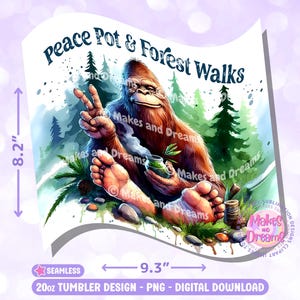 Puede incluir: Un dise&ntilde;o de vaso de 20 oz con un Bigfoot de dibujos animados sosteniendo una taza de t&eacute; en un entorno de bosque. El dise&ntilde;o incluye el texto "Peace Pot & Forest Walks".