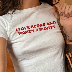 Camiseta de bebé «Amo los libros y los derechos de las mujeres», Camiseta feminista para amantes de los libros estilo Y2K, Camiseta de bebé con estética coqueta feminista, Regalo ideal para ratones de biblioteca