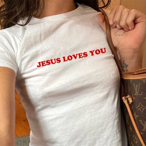 Jesus älskar dig babytröja, kristen vänlighet Y2K damtröja, positiv religiös retro 90-tals 2000-tals babytröja, trosgåva till henne