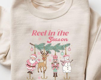 Felpa natalizia "Reel In The Season", divertente maglietta da pesca per le vacanze, girocollo con Babbo Natale e renne, regalo di Natale, Natale dedicato alla pesca