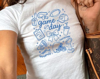 T-shirt bébé Game Day, joli maillot de football, haut pour femme, t-shirt bébé de l'an 2000, chemise sport rétro, t-shirt graphique amusant, haut court des années 90, saison de football