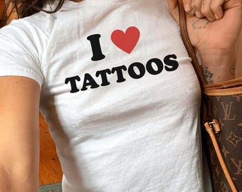 Camiseta de bebé "Me encantan los tatuajes", top corto para mujer, camiseta retro Y2K, camiseta gráfica bonita, top estético de los 90, camiseta coqueta para bebé, regalo para amantes de los tatuajes