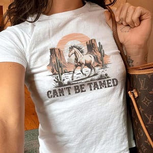 Cant Be Tamed baby-T-shirt, western grafisch T-shirt voor vrouwen, Wild Horse Y2K baby-T-shirt, shirt Desert Esthetic, T-shirt cowgirl, retro westerntop