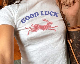 Viel Glück Kaninchen Baby T-Shirt, Glück Grafik T-Shirt für Frauen, Retro Western Style Shirt, cooles Vintage Tier T-Shirt, Laufendes Häschen T-Shirt