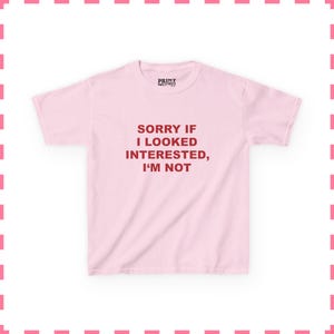 Lo siento si parecí interesada, no lo estoy. Camiseta divertida para bebés, camiseta gráfica Y2K, camiseta de chica mala atrevida, camiseta ajustada para mujer, regalo para ella. Light Pink