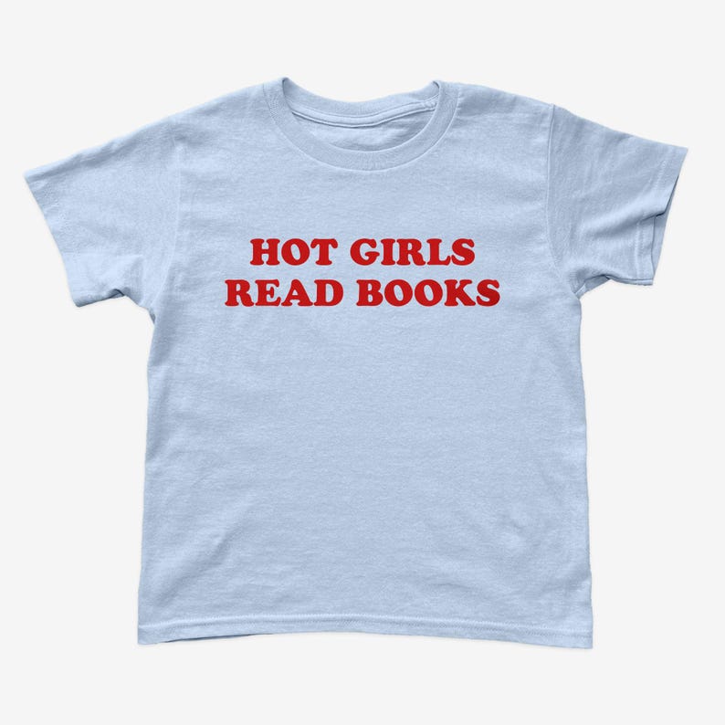 Op de afbeelding: Lichtblauw T-shirt met de rode tekst "HOT GIRLS READ BOOKS". Het shirt heeft korte mouwen en een ronde hals, perfect voor casual wear.