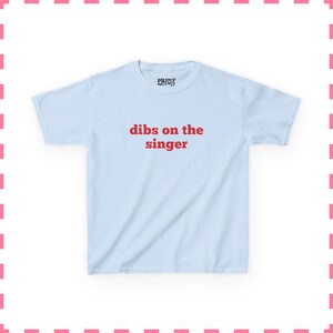 Dibs On The Singer Baby T-Shirt, lustiges Musik Shirt, Y2K Grafik T-Shirt, Retro 90er Jahre Crop Top, Konzert Festival Shirt, süßes Band Fan Geschenk Light Blue