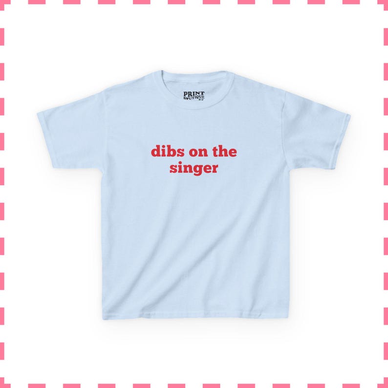 Dibs On The Singer Baby T-Shirt, lustiges Musik Shirt, Y2K Grafik T-Shirt, Retro 90er Jahre Crop Top, Konzert Festival Shirt, süßes Band Fan Geschenk Light Blue