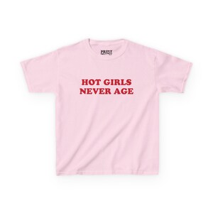 Camiseta "Chicas calientes nunca envejecen", camiseta retro de cumpleaños para bebé, camiseta vintage de cumpleaños, camiseta gráfica para cumpleañera, camiseta de bebé Y2K, camiseta estética linda Light Pink