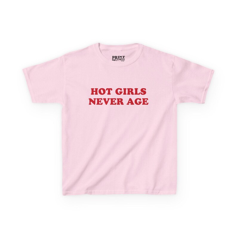 Camiseta "Chicas calientes nunca envejecen", camiseta retro de cumpleaños para bebé, camiseta vintage de cumpleaños, camiseta gráfica para cumpleañera, camiseta de bebé Y2K, camiseta estética linda Light Pink