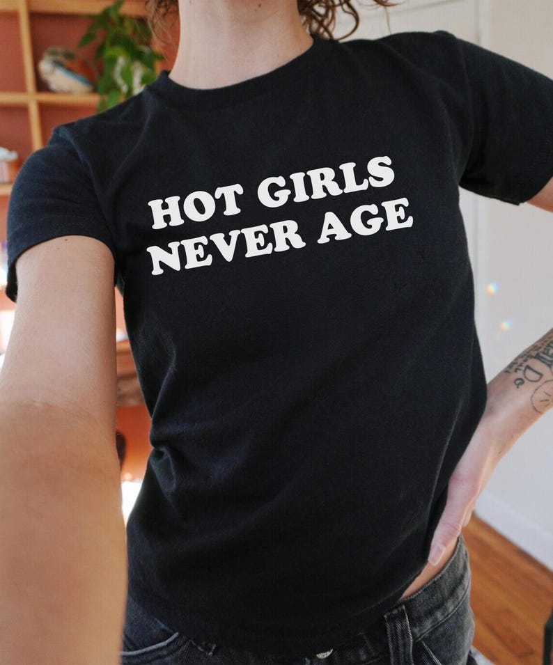 Camiseta "Chicas calientes nunca envejecen", camiseta retro de cumpleaños para bebé, camiseta vintage de cumpleaños, camiseta gráfica para cumpleañera, camiseta de bebé Y2K, camiseta estética linda Black