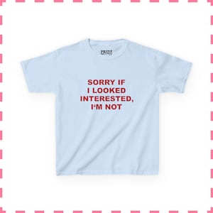 Lo siento si parecí interesada, no lo estoy. Camiseta divertida para bebés, camiseta gráfica Y2K, camiseta de chica mala atrevida, camiseta ajustada para mujer, regalo para ella. Light Blue